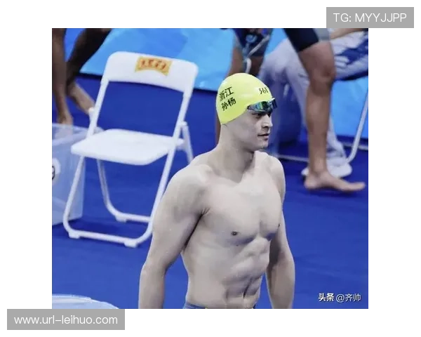 游泳老将孙杨亮相热身赛，鞠躬致谢观众支持