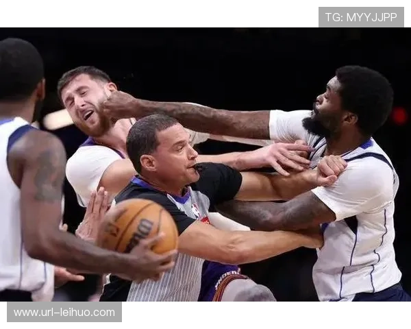 狂热对太阳比赛爆发冲突，克拉克遭犯规后三人被驱逐出场